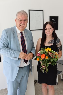 Bürgermeister Walter Zemrosser überbrachte Kerstin Krassnitzer die besten Wünsche für den Erfolg ihres Nagelstudios (Foto: Stadtgemeinde Althofen)