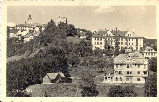 Diese Ansicht aus dem Jahr 1942 zeigt das Lagner-Haus, die Volksschule und den Annenturm (Sammlung Stadtarchiv Annemarie Knafl)