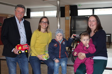Freuen sich auf die Familienbörse: Nina Weiss-Moser, Stadtrat Klaus Trampitsch und Tanja Sallinger (von links) mit Sebastian und Sophia (Foto: Stadtgemeinde Althofen)