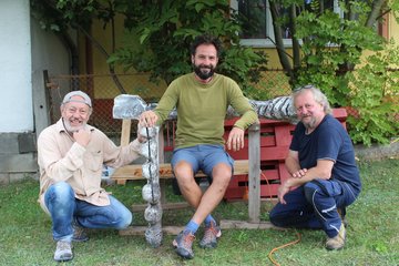 Die drei Bildhauer Helmut Machhammer, Jure Markota und Andres Klimbacher (von links) arbeiten in Althofen live an ihren Kunstwerken (Foto: Stadtgemeinde Althofen)