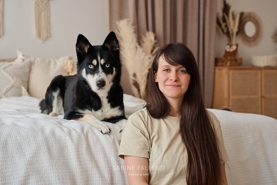 Die Vortragende Daniela Ranftler ist diplomierte Tiertrainerin, tierschutzqualifizierte Hundetrainerin und arbeitet bereits seit vielen Jahren mit Haustieren und ihren Menschen zusammen