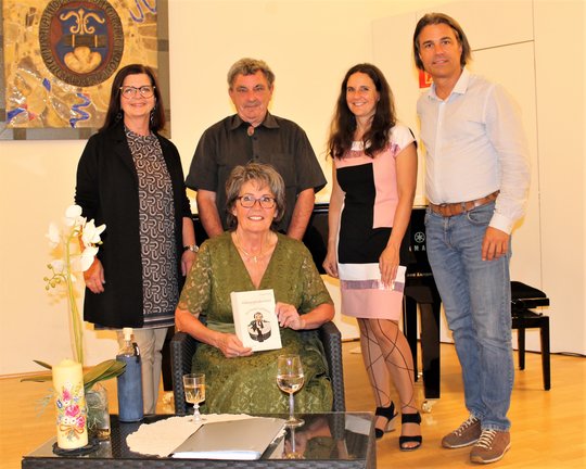 Vize-Bürgermeisterin Doris Hofstätter, Werner Ullreich, Marlene Ullreich, Michael Wasserfaller (links hinten) sowie Christine Ullreich mit ihrem neuen Buch (Foto: Stadtgemeinde Althofen)
