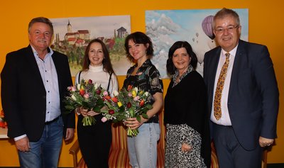 Bürgermeister Walter Zemrosser, Vize-Bürgermeisterin Doris Hofstätter, Künstlerin Michelle Berger, DJane Anisa Vilic und Stadtrat Klaus Trampitsch (von rechts)