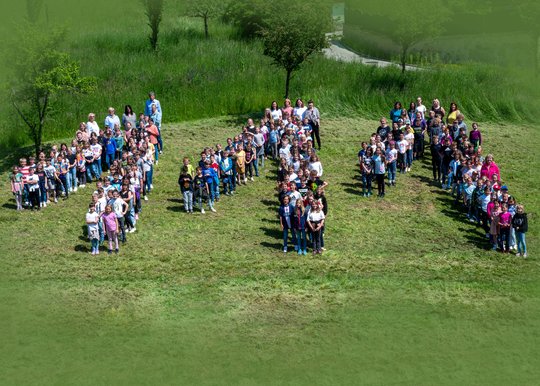 Die Kinder sowie die Pädagoginnen und Pädagogen der Volksschule Althofen freuen sich auf die 111-Jahrfeier (Foto: Vaschauner)