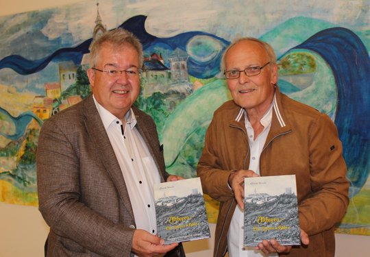 Bürgermeister Walter Zemrosser und Autor Christian Worofka laden zur Buchpräsentation am 15. Juni (Foto: Stadtgemeinde Althofen)