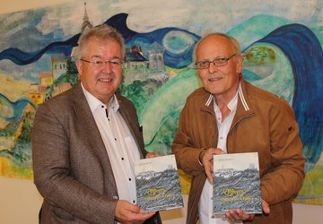 Bürgermeister Walter Zemrosser und Autor Christian Worofka laden zur Buchpräsentation am 15. Juni (Foto: Stadtgemeinde Althofen)