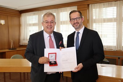 Peter Unger, Präsident des Bundesfinanzgerichtes, überreichte das Große Ehrenzeichen für Verdienste um die Republik Österreich an den Althofener Bürgermeister Walter Zemrosser (links)