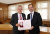Peter Unger, Präsident des Bundesfinanzgerichtes, überreichte das Große Ehrenzeichen für Verdienste um die Republik Österreich an den Althofener Bürgermeister Walter Zemrosser (links)