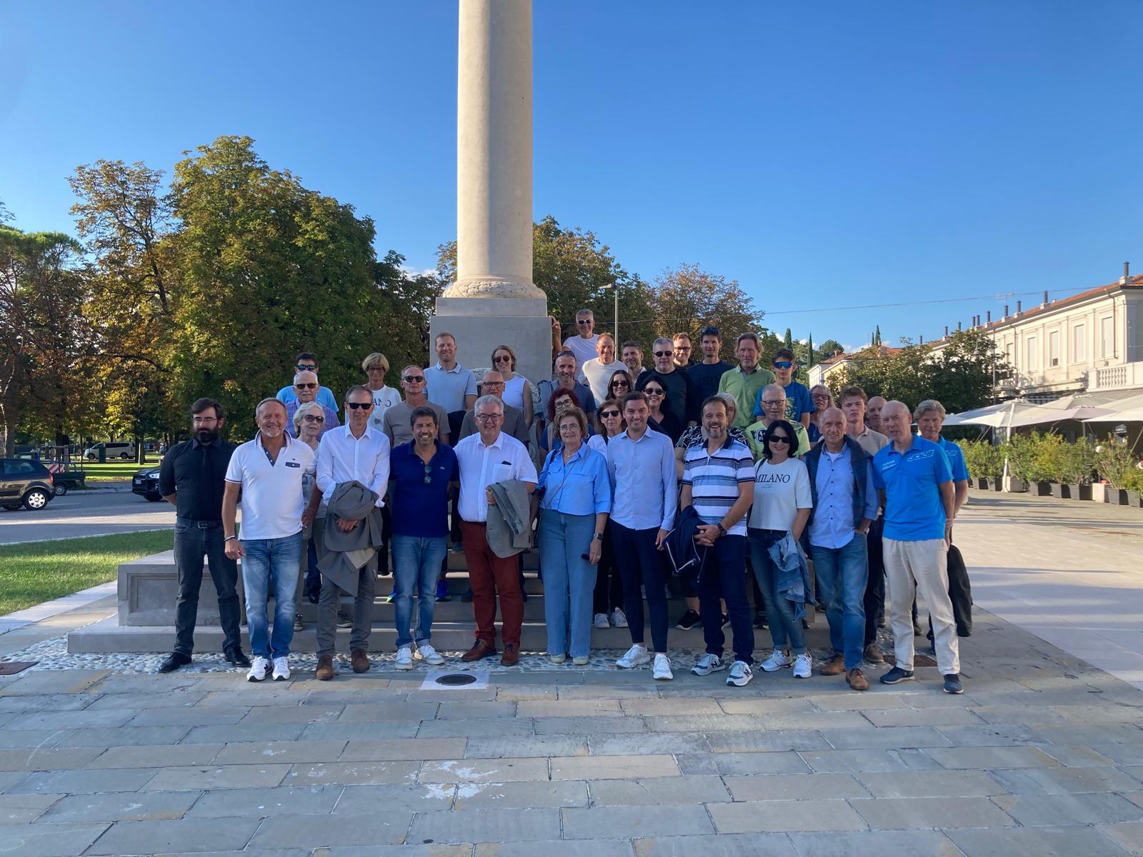 Gruppe von Menschen vor einem Denkmal in Italien