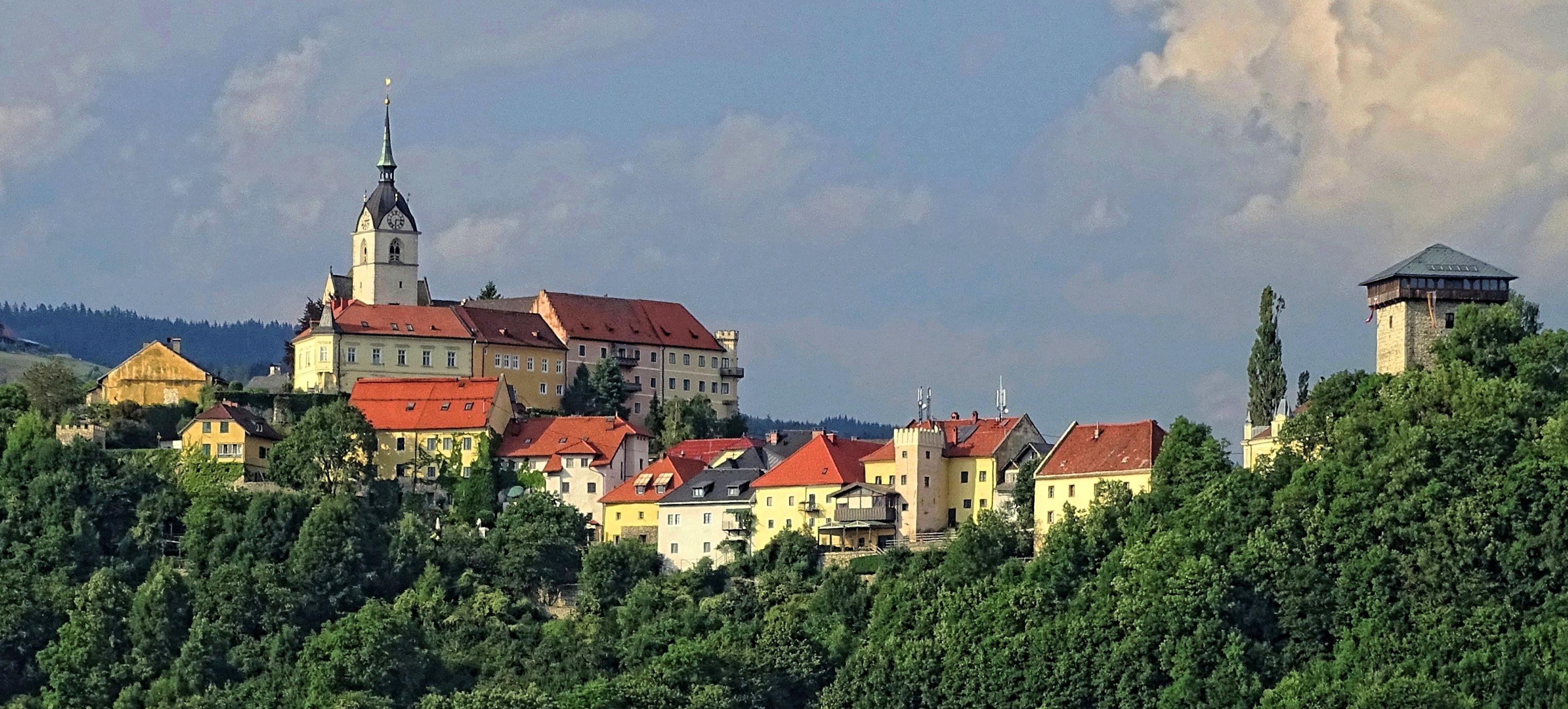 Die Bestrahlung der einzigartigen Silhouette der Altstadt von Althofen wird künftig mittels Solarzeitschaltuhren gesteuert (Foto: Thomas Schulz)