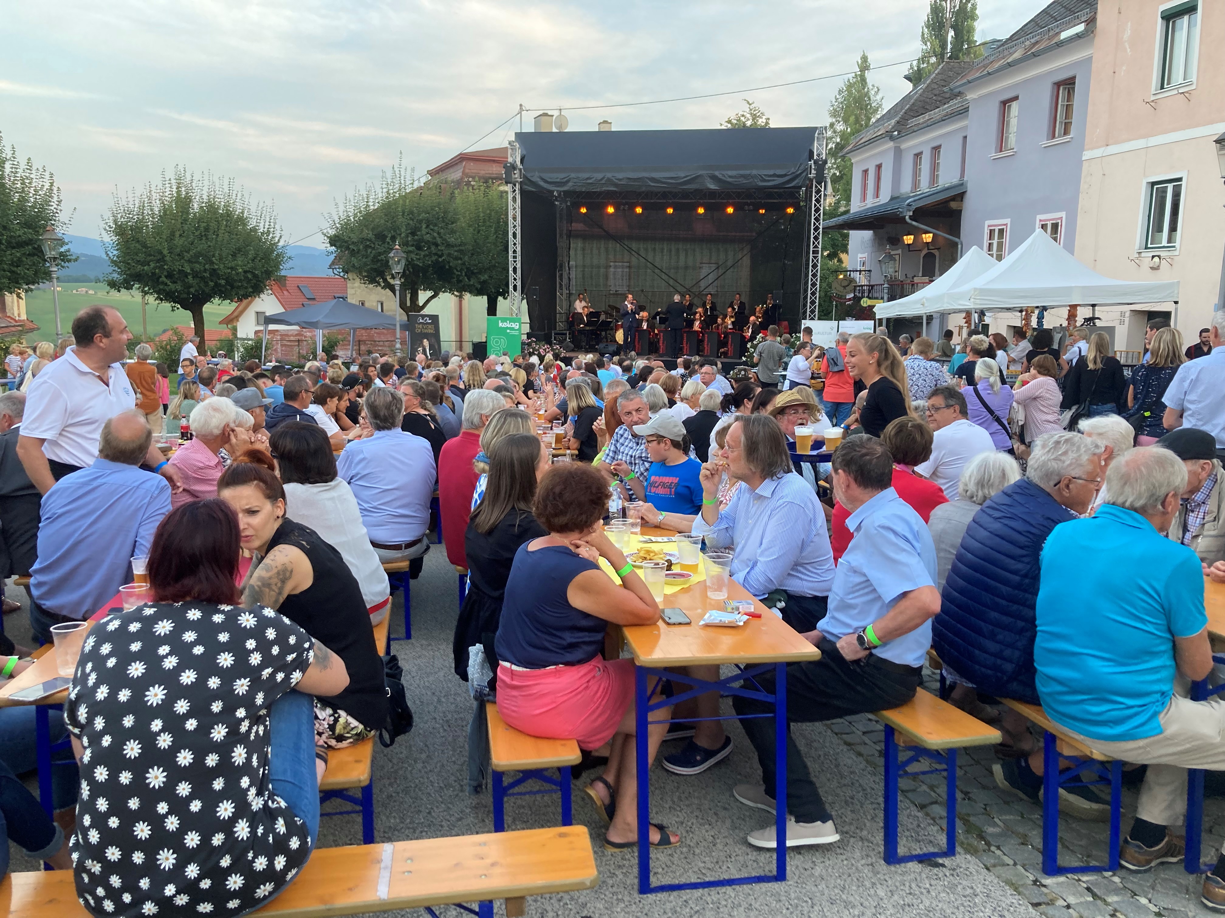 Hunderte Besucher waren beim Konzert der Kelag Big Band am Freitag am Salzburger Platz (Foto: Stadtgemeinde Althofen)