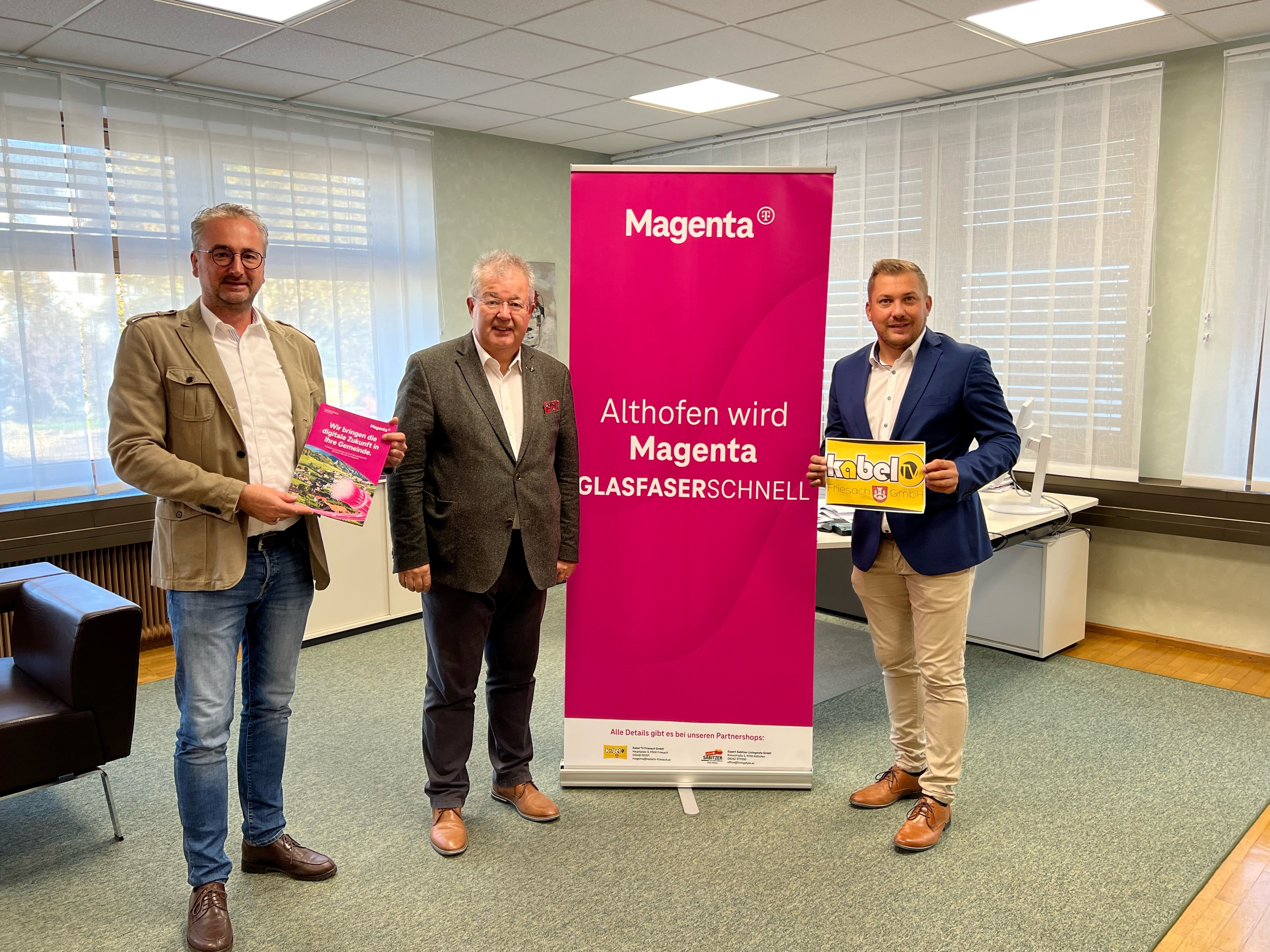 Magenta Account Manager Bernhard Zechner, Bürgermeister Walter Zemrosser und KTV Friesach Michael Schabernig (von links) 