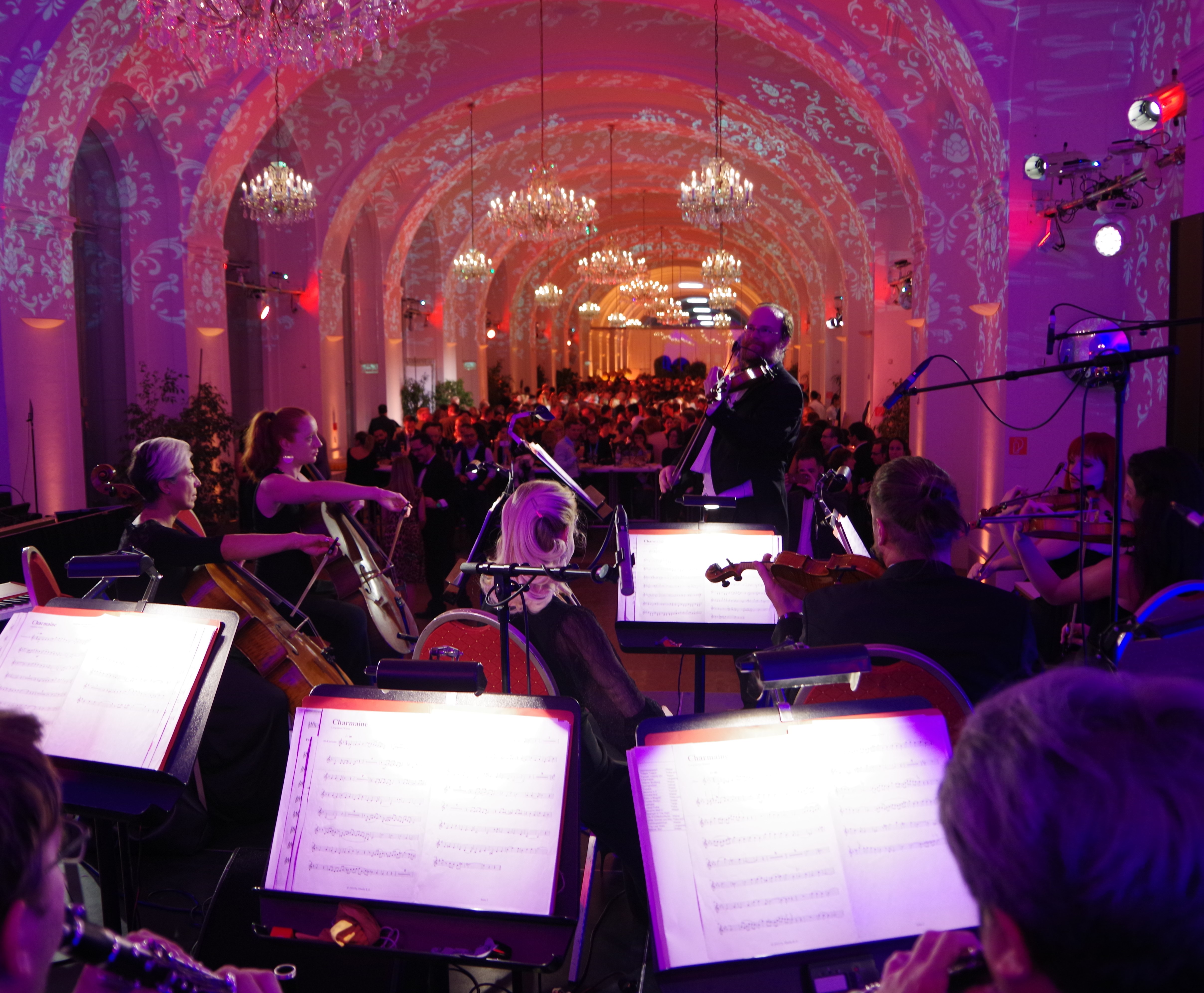Das Ensemble besteht aus 15 Musikerinnen, und Musiker, musikalische Leitung und Moderation Klaus Eberle (Foto: Grazer Salonorchester)