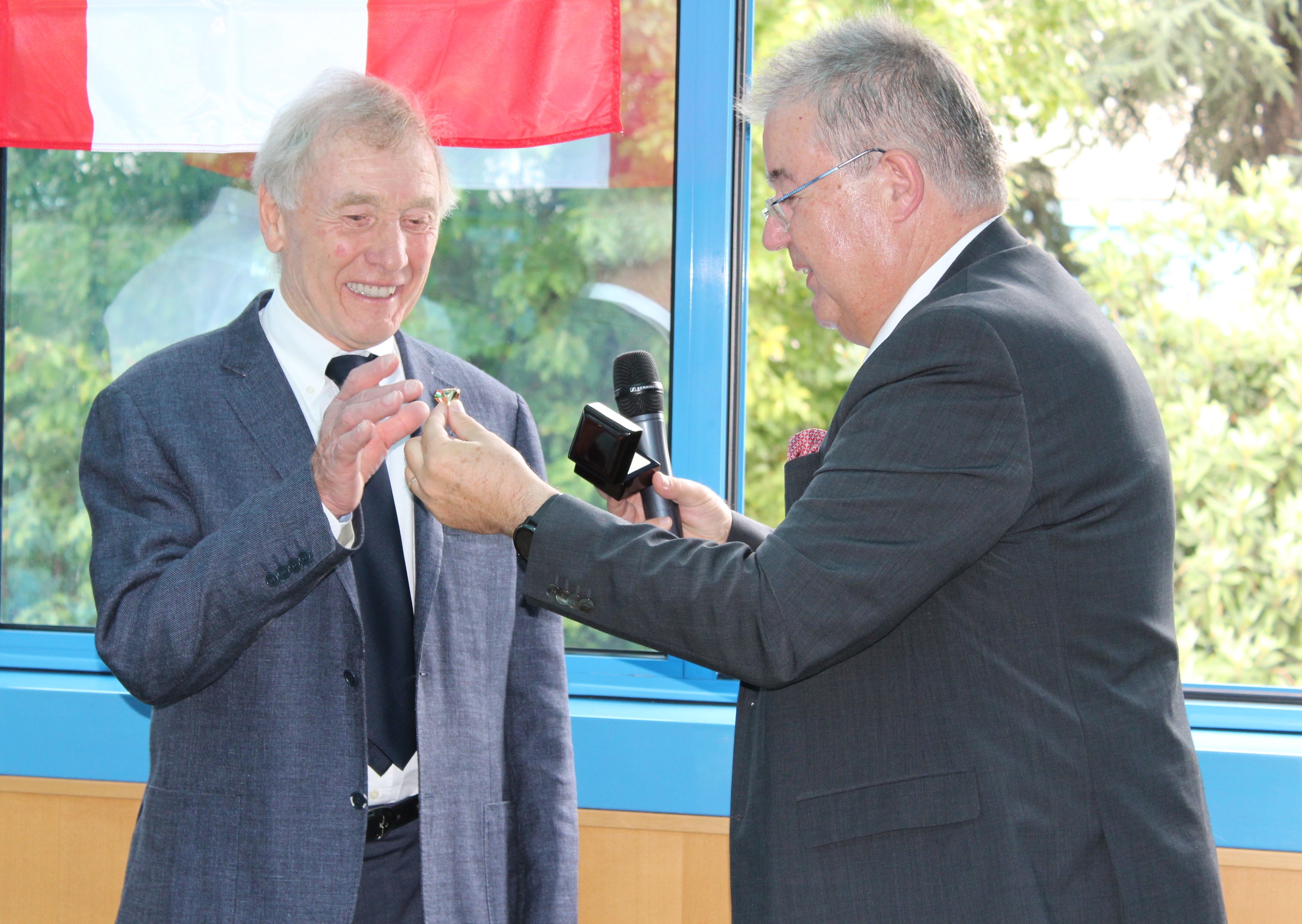 Bürgermeister Walter Zemrosser übergibt Francesco Biasion den Wappenring der Stadtgemeinde Althofen (Foto: Stadtgemeinde Althofen)