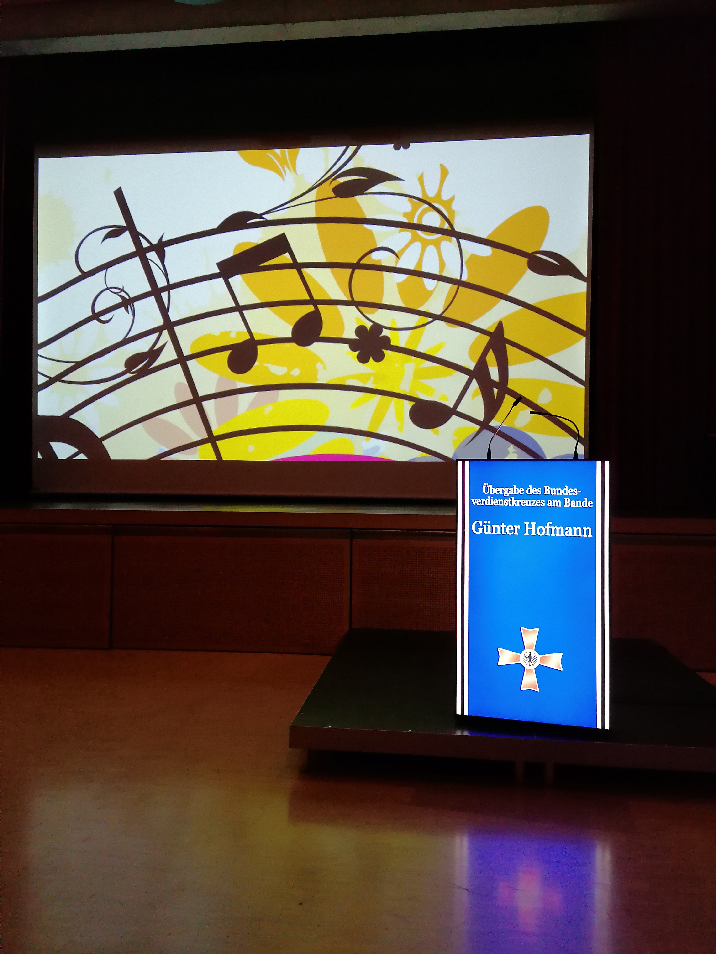 Kulturkoordinator Michael Wasserfaller beeindruckte mit eigenen Kompositionen, die mit einer von Sandra Schönfelder ins Bild gesetzten Audio-Video-Installation präsentiert wurden