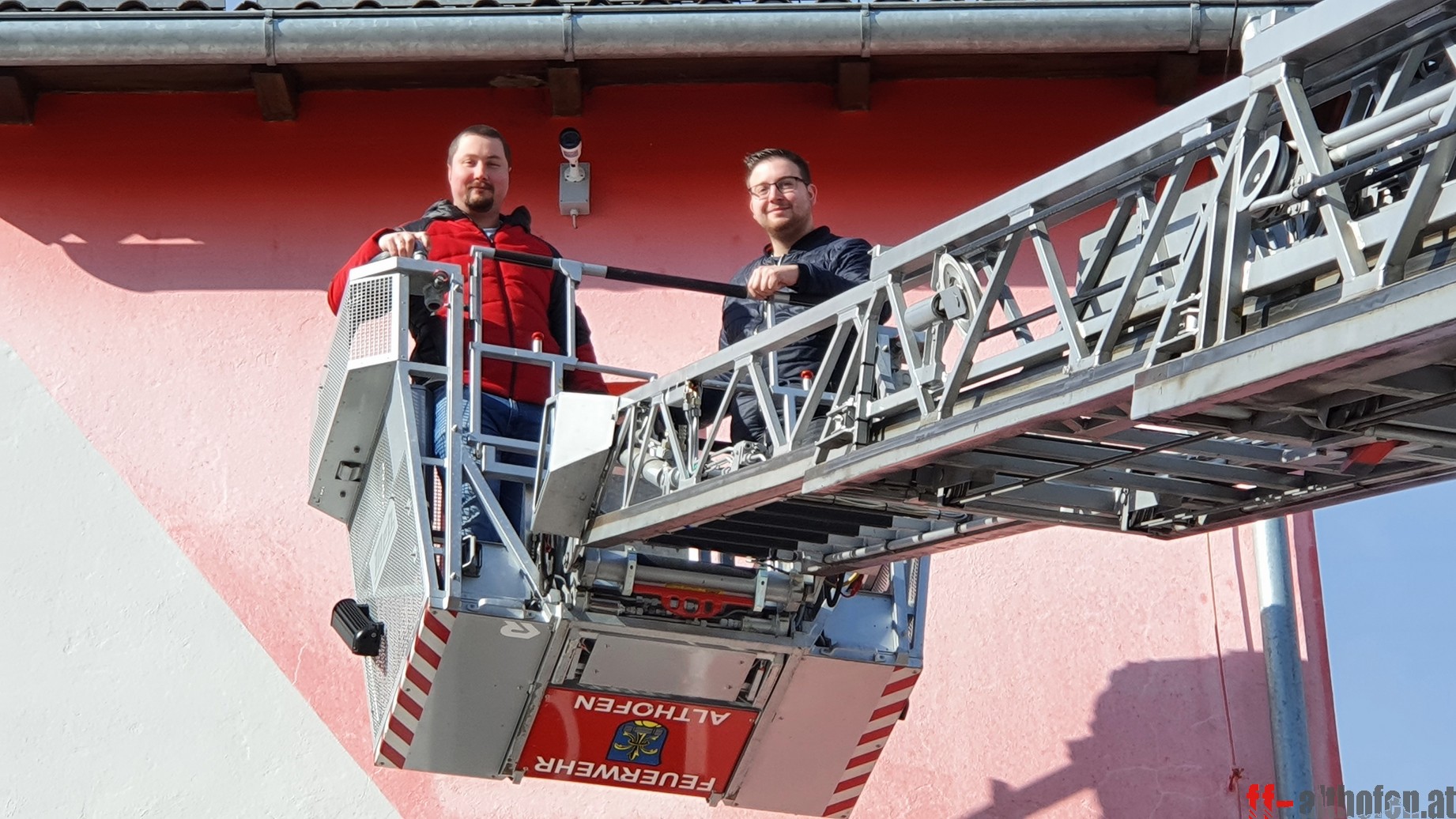 Alexander Brunner und Mario Wilpernig vor einer der neuen Webcams am Rüsthausturm (Foto: ff-althofen.at) 